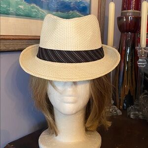 White color Scala brand Fedora style hat in great condition
